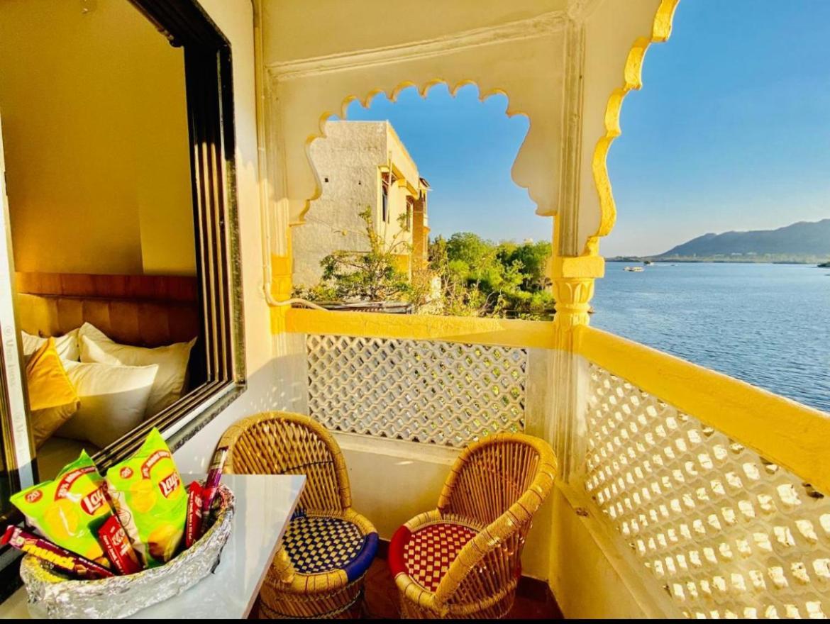 Vallabhgarh A Lake Facing Balcony Udaipur Buitenkant foto