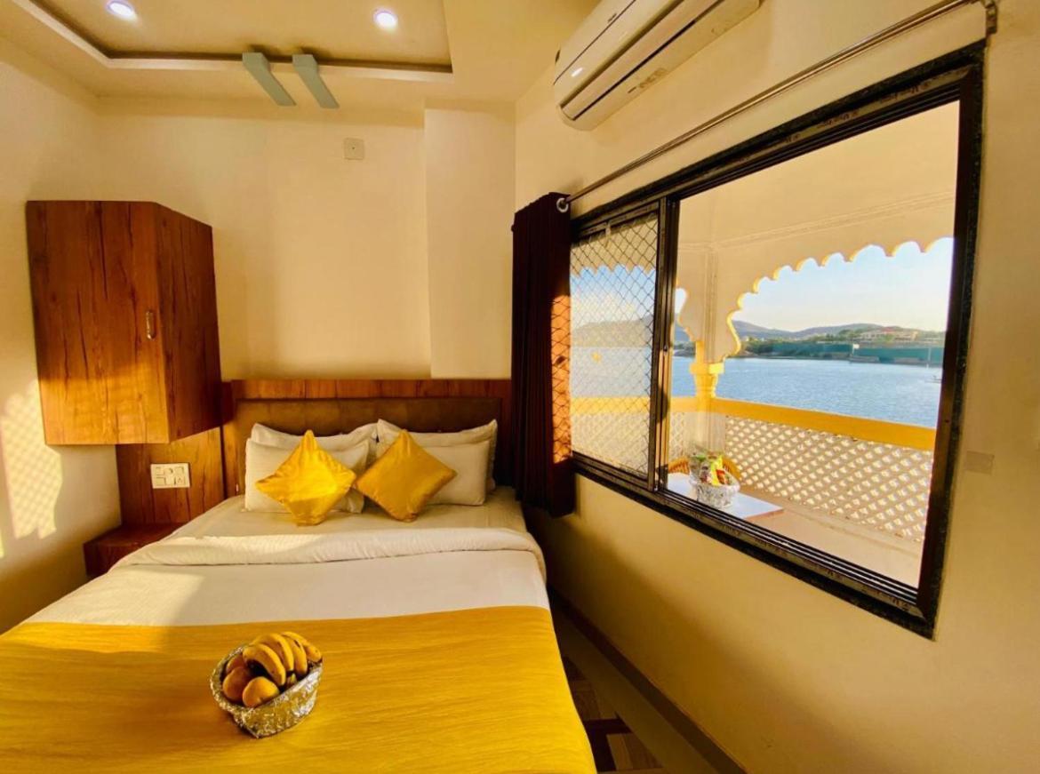 Vallabhgarh A Lake Facing Balcony Udaipur Buitenkant foto
