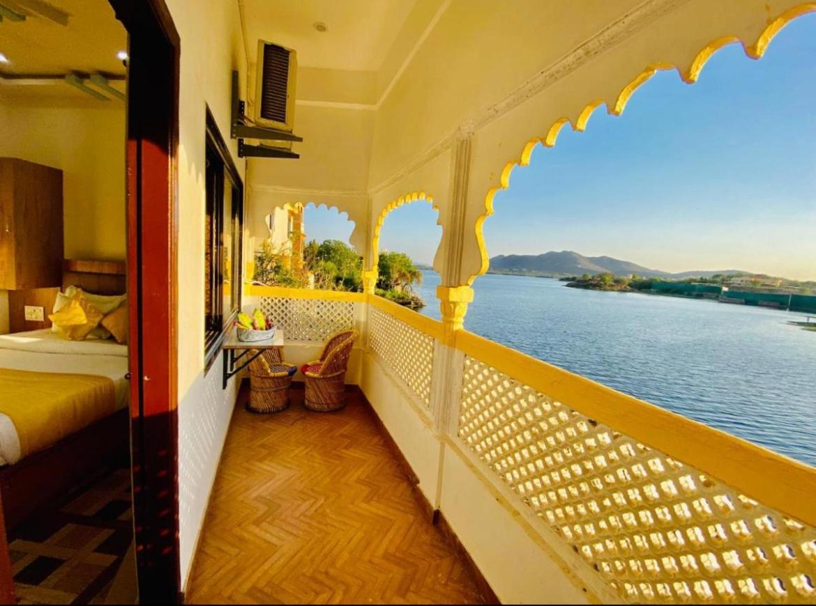 Vallabhgarh A Lake Facing Balcony Udaipur Buitenkant foto